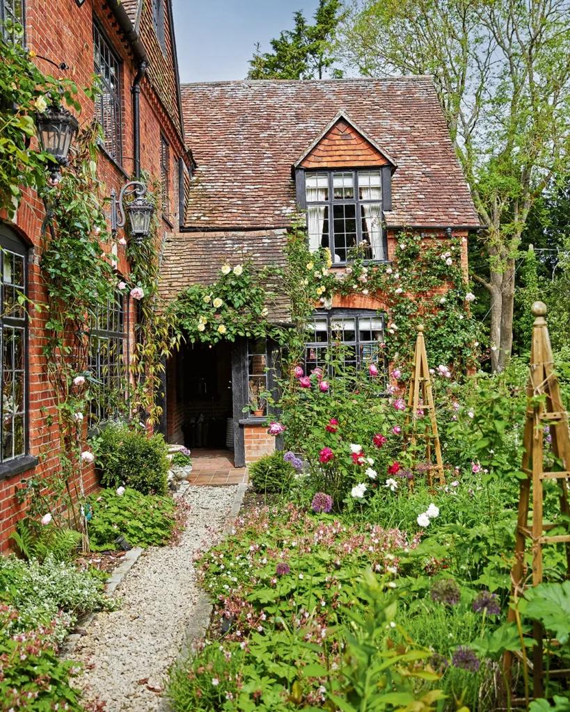 beautiful and inviting front garden