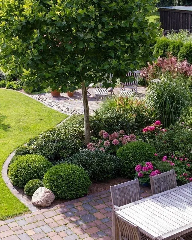 eye catching garden to transform your front yard landscaping