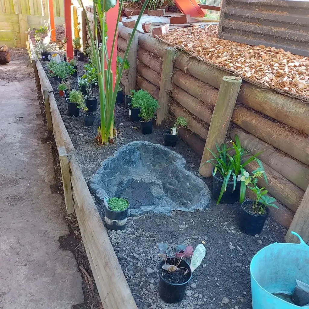 easy retaining wall for gardens beds (1)