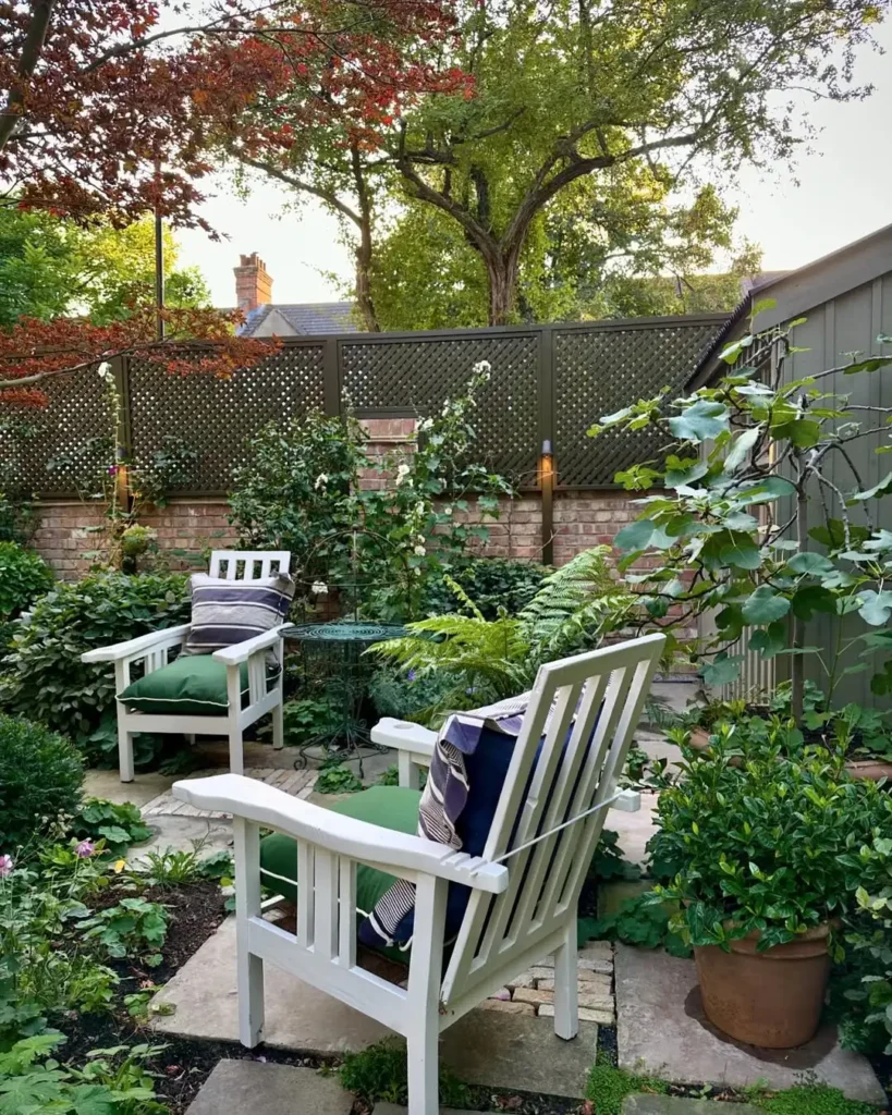 gorgeous verdant small garden